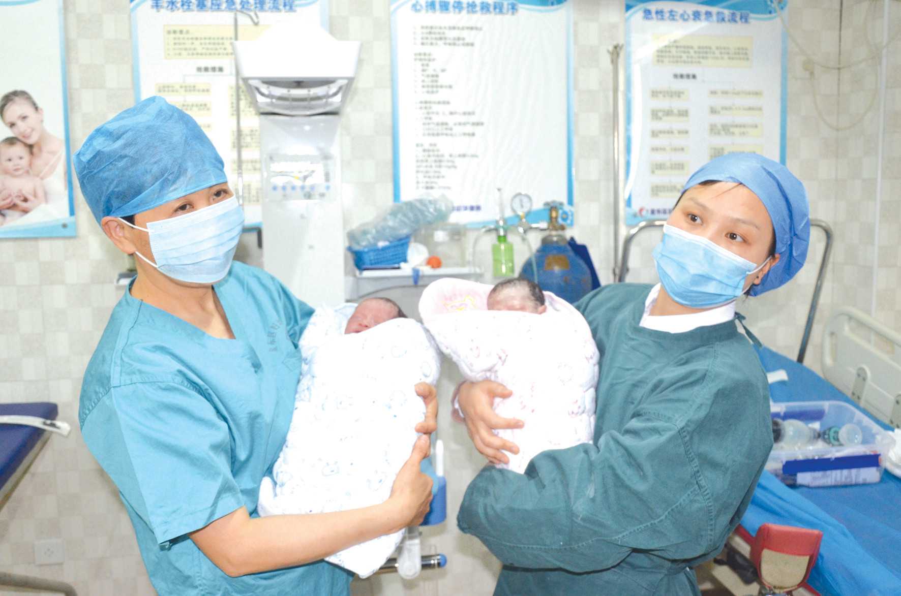 广州代孕网-借卵生子跟母体有血缘关系吗-“超美”外婆在产房外等女儿分娩
